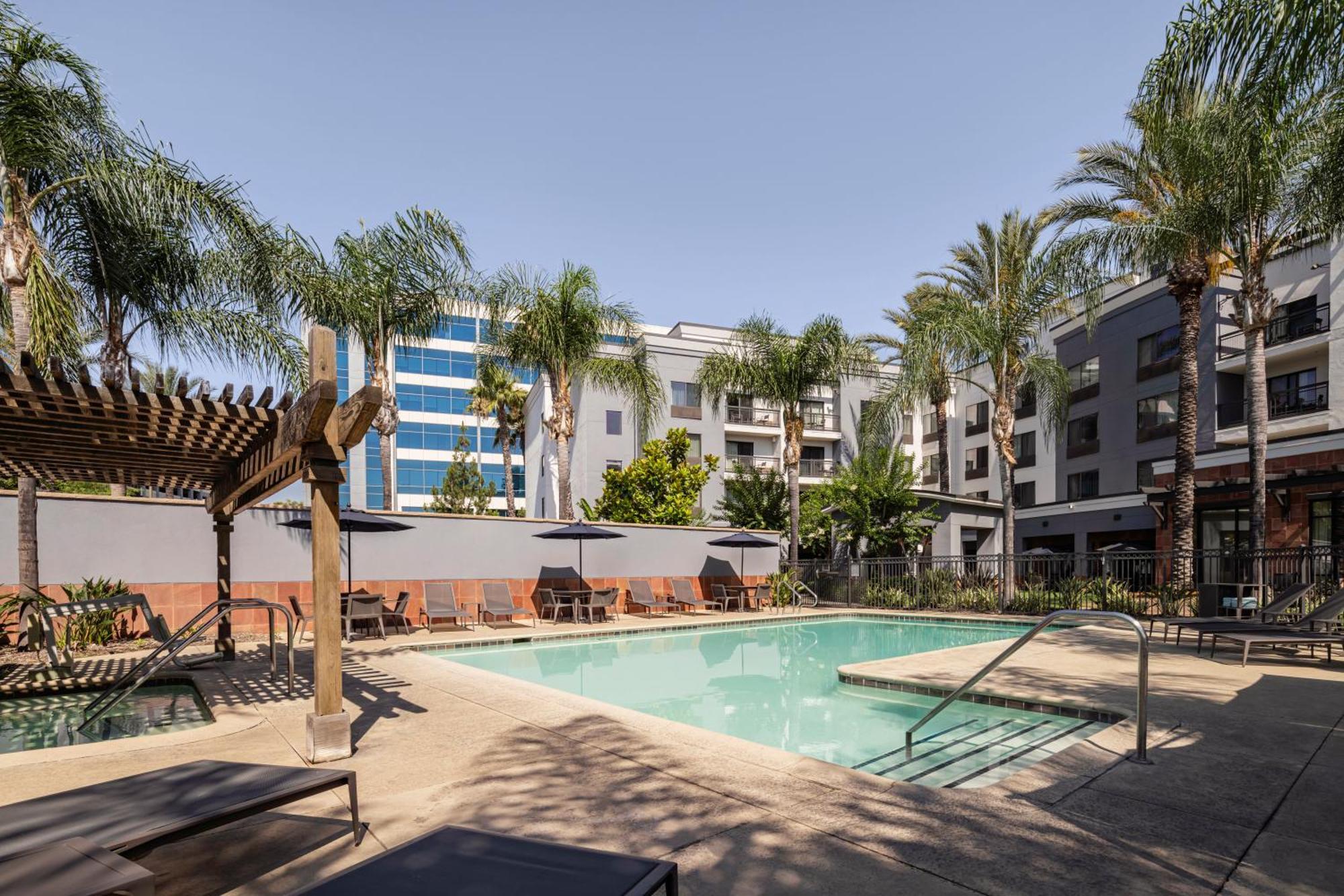Courtyard Los Angeles Burbank Airport Екстериор снимка