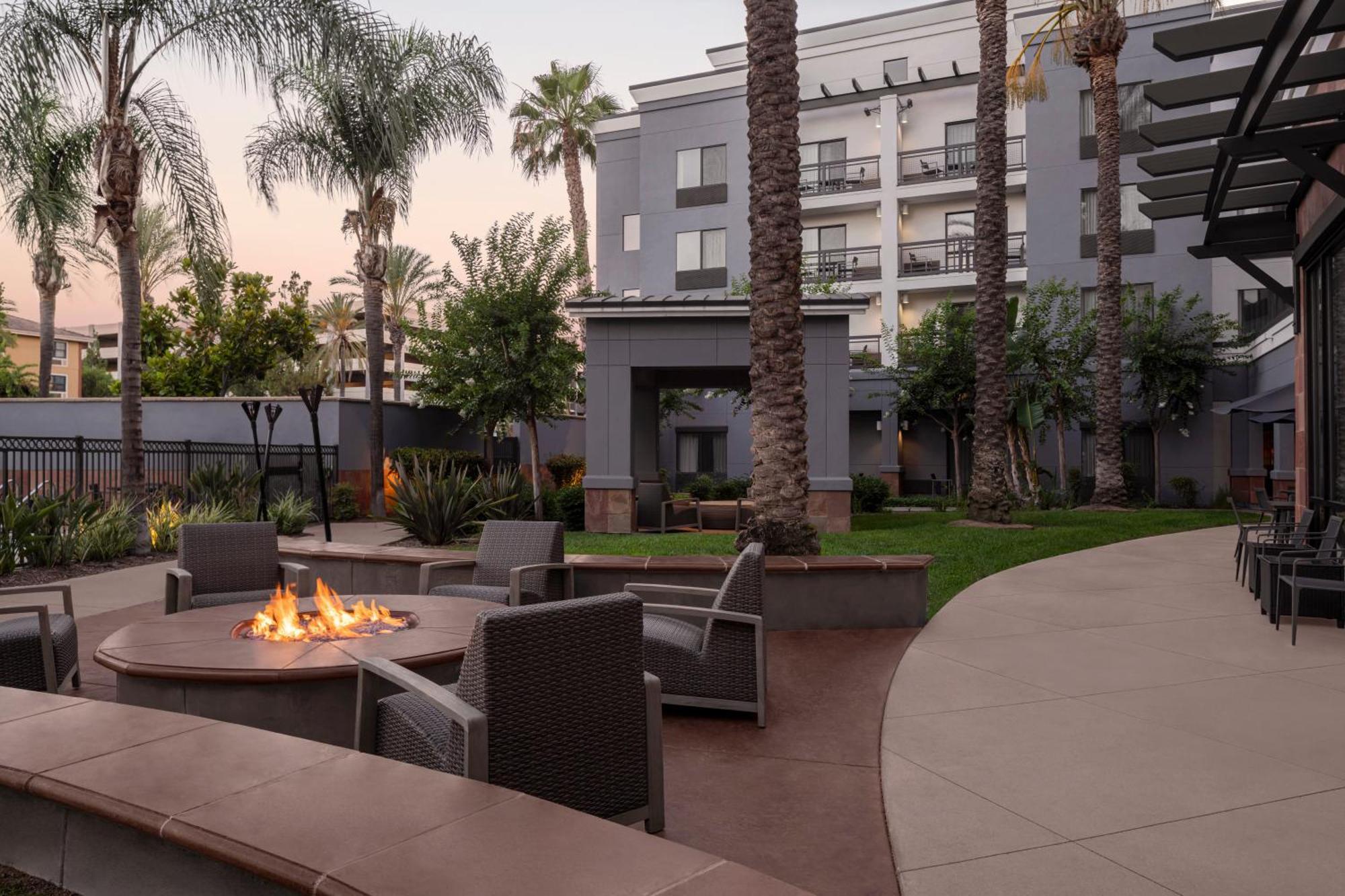 Courtyard Los Angeles Burbank Airport Екстериор снимка